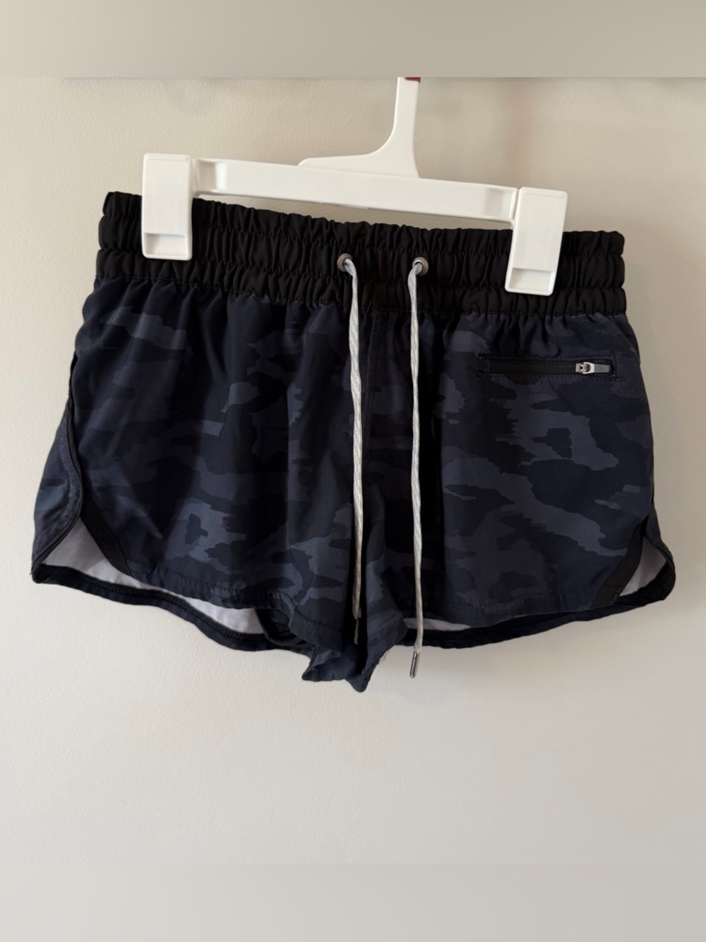 Vuori Clementine 2.0 Shorts Gray Black Camo Women’s Size XS